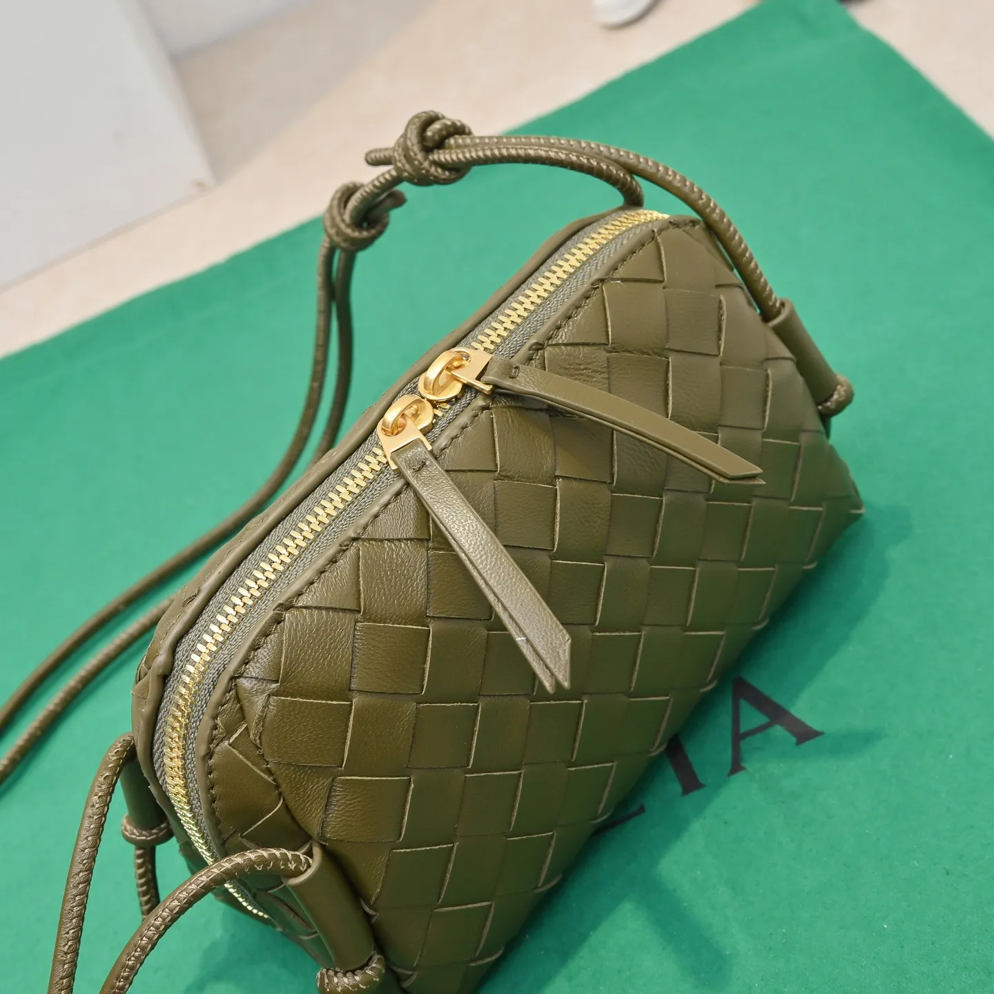 Batch 1260 #Bv The new Concert pouch is the most beautiful and practical mini bag I have ever seen 🎈 The bag body adopts the classic lntrecciato weaving process✅ It is equipped with a leather double-headed zipper, the opening is wide, easy to take and put, the shoulder strap knot can be slid to adjust the length freely, that is, 🉑️crossbody/underarm, and can be used as a clutch bag. Small body, large capacity, so practical! The key is that it is extremely versatile! Come and buy this small, exquisite, beautiful and versatile bag 👍 Model: 4258 Size: 18.5*11.5*8.5